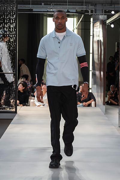 تصاميم راقية بلمسة جريئة ... اليك مجموعة Ricardo Tisci الأولى لدار Burberry